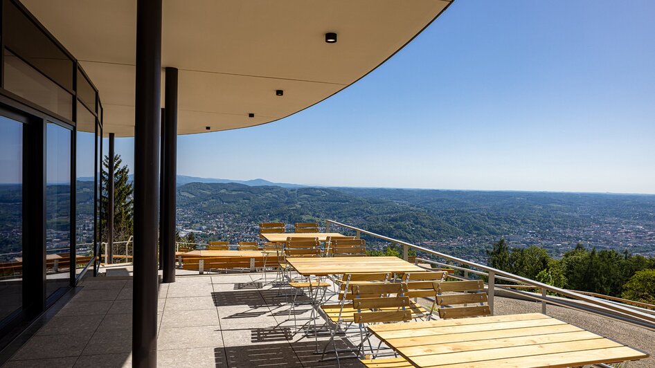 Terrasse des Bergrestaurants mit Aussicht auf Graz und die Umgebung.