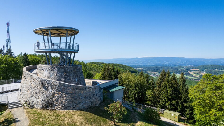 Aussichtsturm Fürstenstand mit Panoramablick über Graz.