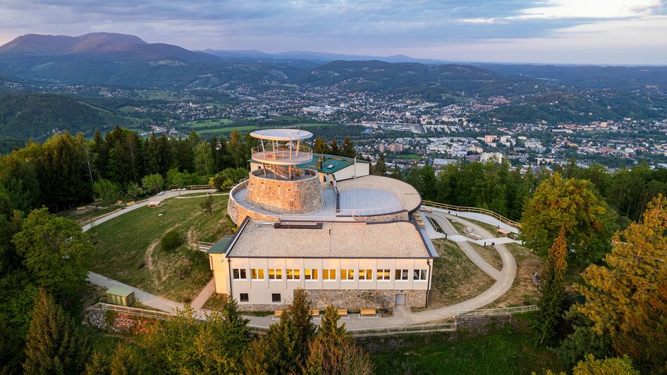 Blick auf das Bergrestaurant Fürstenstand mit Stadt Graz im Hintergrund.