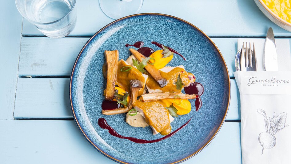 Ein kunstvoll angerichteter Teller mit verschiedenen Zutaten. | © 5komma5sinne - Helmut Schweighofer