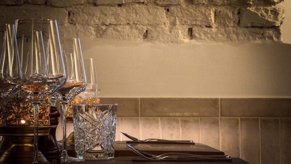 Elegante Tischdekoration mit Gläsern und Besteck.