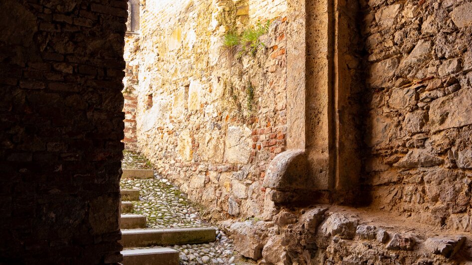 Blick auf ein gotisches Tor am Schlossberg in Graz.