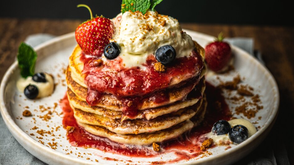 Türmchen aus Pancakes mit Erdbeeren, Sahne und Sauce