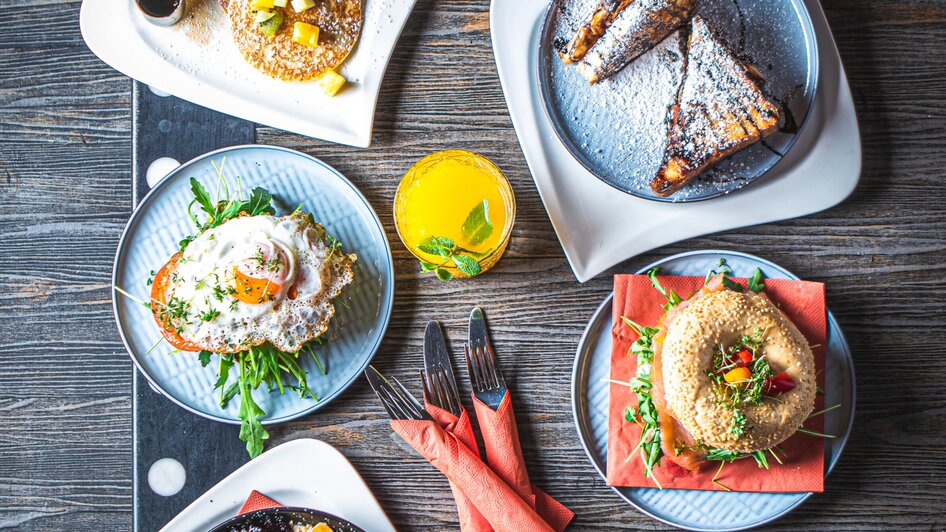 Vielfalt an Gerichten und Getränken im Granola Company Restaurant.