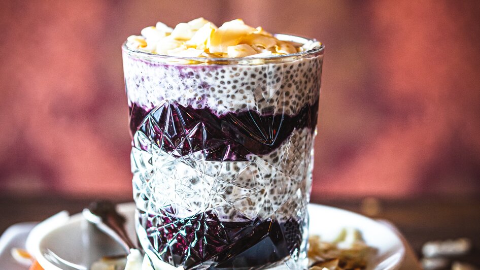 Schichtdessert mit Chiasamen, Beeren und Mandeln.