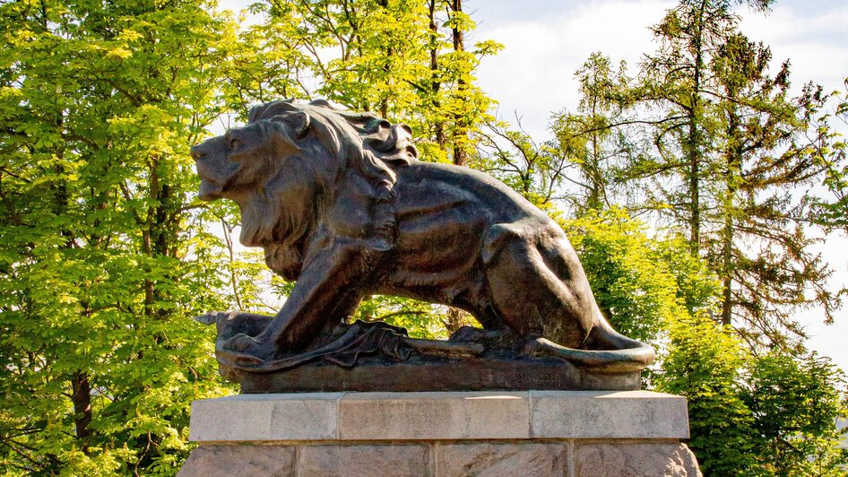 Bronzestatue eines Löwen auf einem Steinsockel in Graz. | © Zottmann GmbH