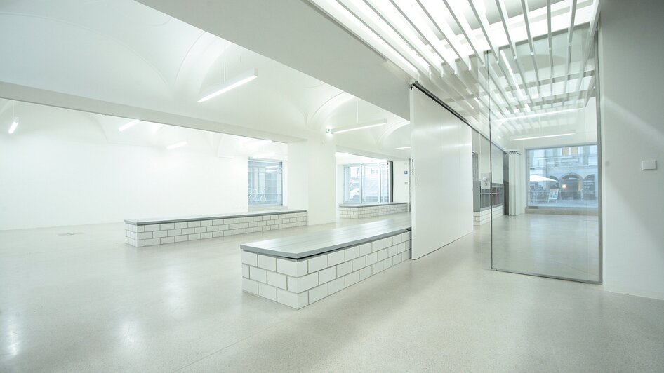 Helle, moderne Innenarchitektur mit einem offenen Raum und minimalistischen Elementen.