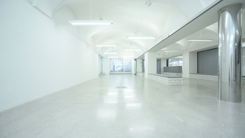 Weißer, moderner Raum mit minimalistischer Architektur.