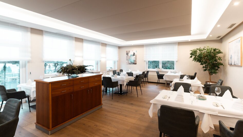 Elegantes Restaurant mit Tischen und Fenstern in Graz.