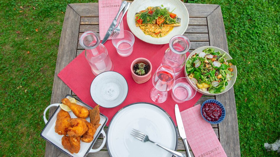Leckeres Essen im Kreuzwirt am Rosenberg mit Salat, Backhendl und Pasta.