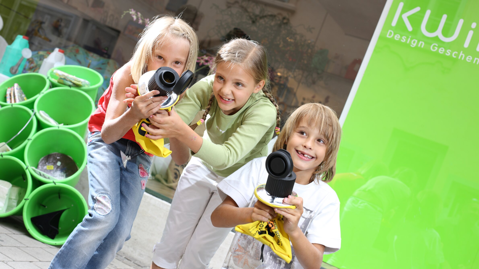 Drei Kinder vor dem Geschäft "kwirl" in der Grazer Mariahilferstraße.