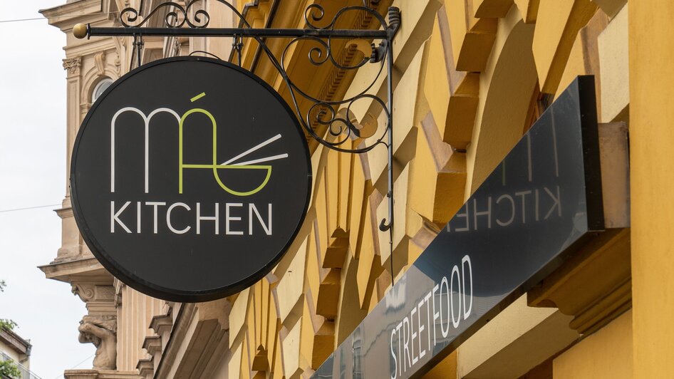 Außenfassade mit Schild von Má kitchen, einem vietnamesischem Streetfood-Restaurant in Graz.
