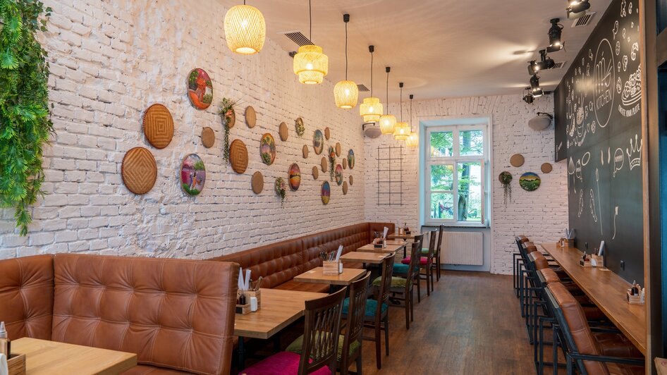 Moderne Inneneinrichtung eines Restaurants mit wärmeren Lichtakzenten.