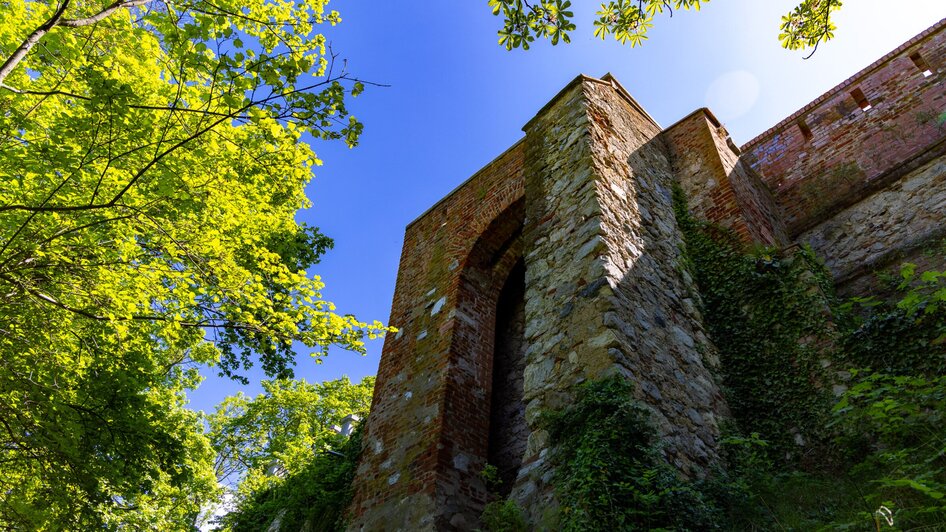 Festungsmauer mit Schießscharten am Grazer Schlossberg