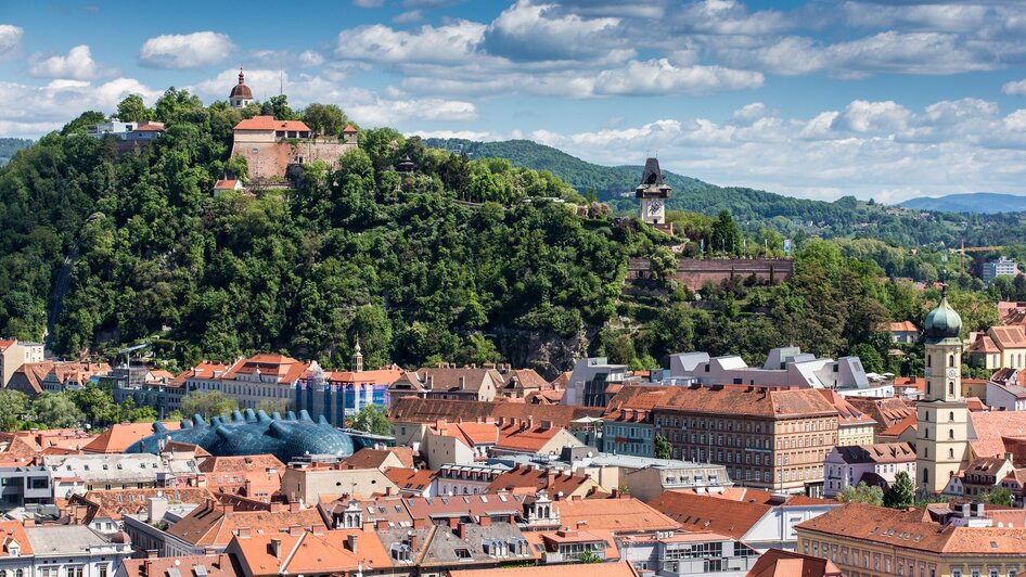 Schlossberg in Graz | © Graz Tourismus - Harry Schiffer Blick auf Graz mit Schlossberg, Uhrturm und Kunsthaus. | © Graz Tourismus - Harry Schiffer