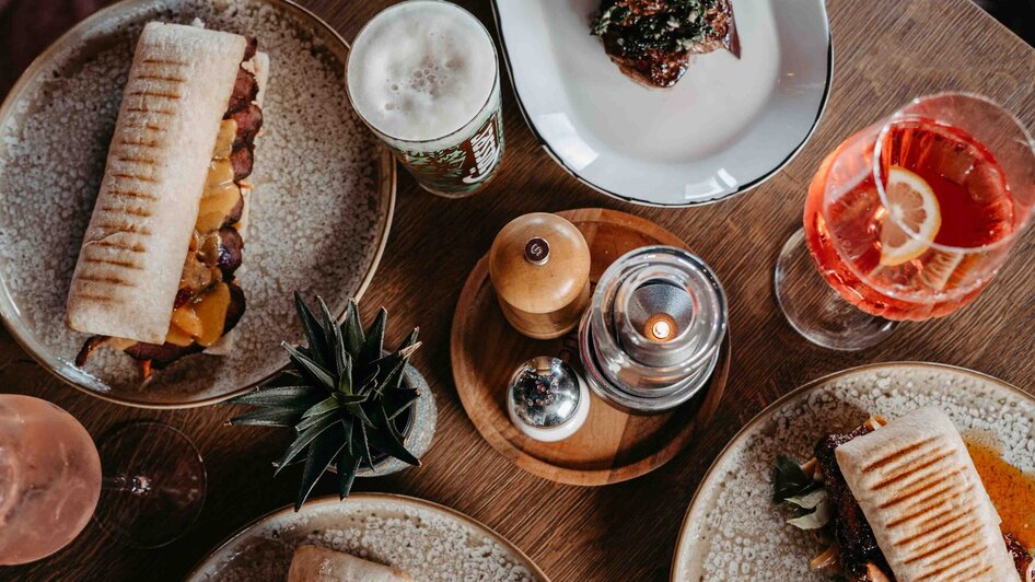 Leckeres Essen und Getränke auf einem gedeckten Tisch in Graz.
