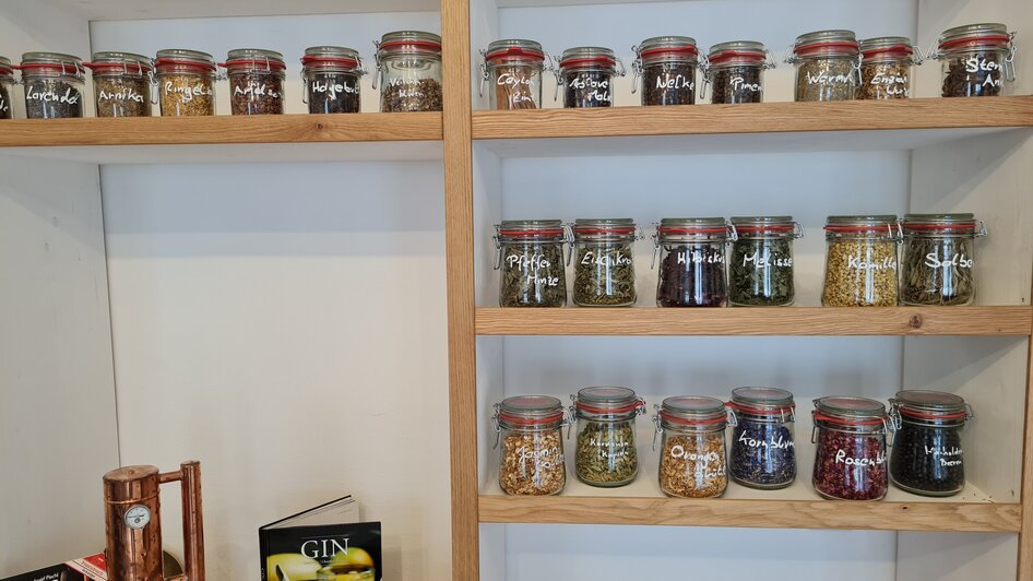 Regale mit Kräutern und Gewürzen in Glasgefäßen in Graz.