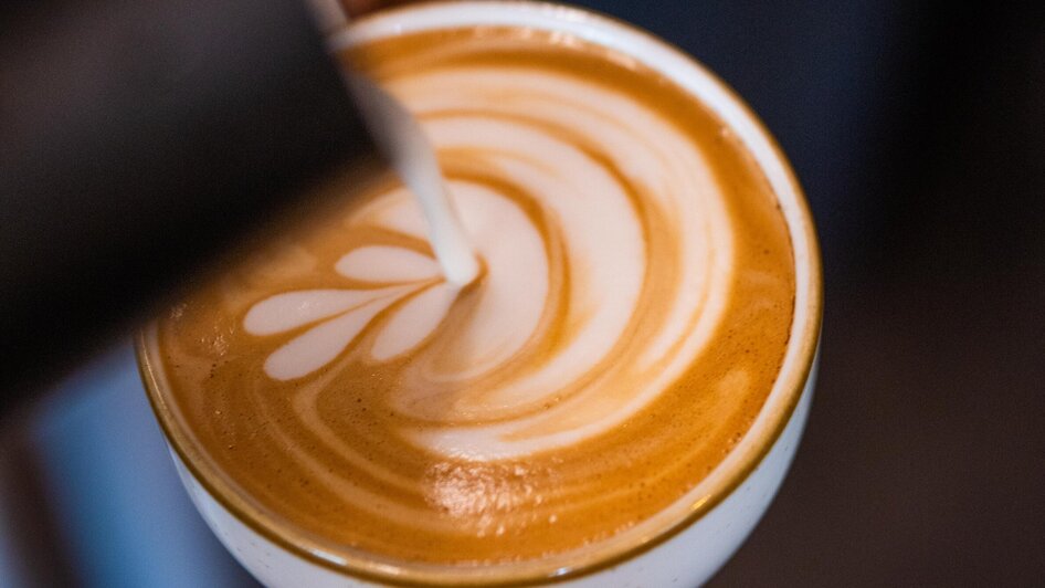 Latte Art auf einem Kaffeebecher im Turners Café. | © Mona Ramsenthaler