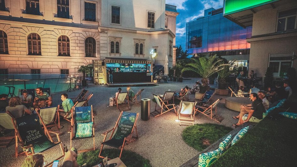Gemütliche Sommerlounge im Joanneumsviertel, Graz.