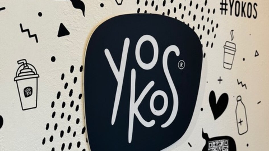 Wand mit YOKOS Logo und Social Media Icons für Instagram und TikTok. | © hepac tourism GmbH