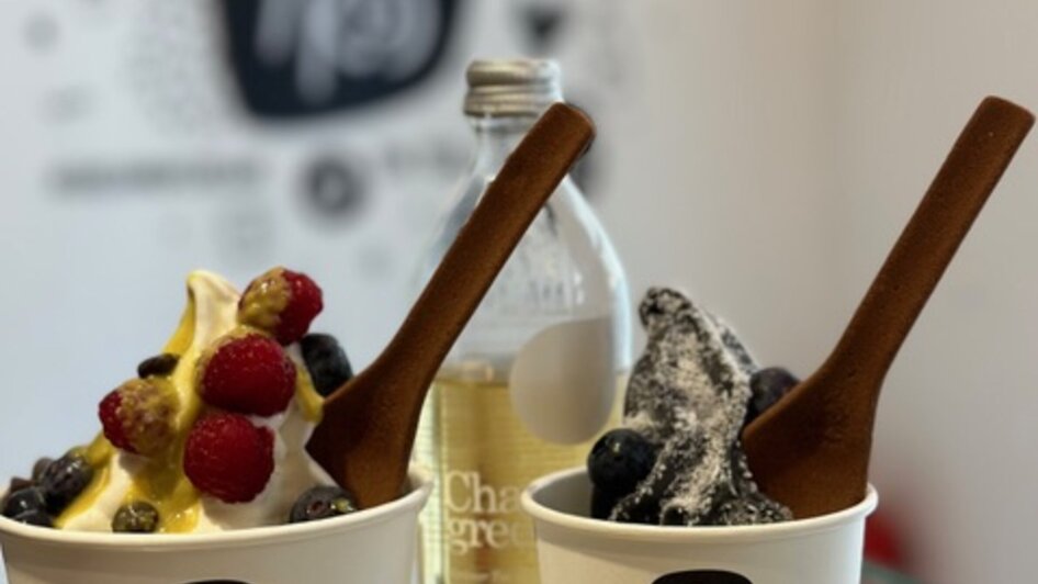 Zwei Becher mit Frozen Yogurt und Obst von YOKOS. | © hepac tourism GmbH