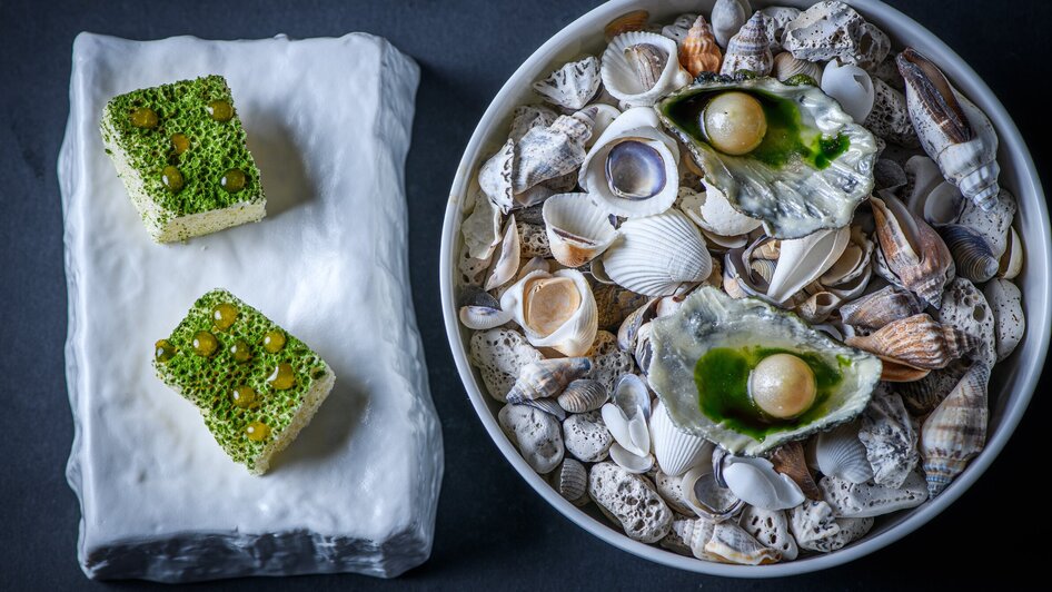 Ein kunstvoll angerichtetes Gericht im Restaurant "Zur Goldenen Birn" - Royal Dining in Graz. | © Jürgen Schmücking