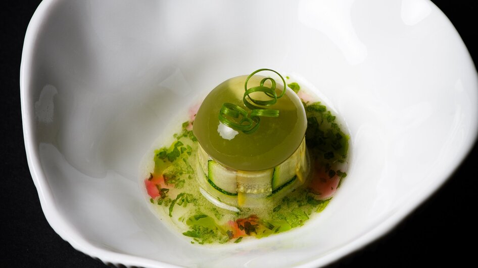 Elegantes Gericht in einer weißen Schüssel mit grünem Gelee. | © Jürgen Schmücking