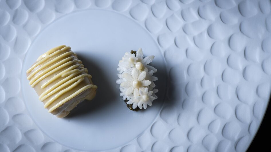 Zwei elegante Süßspeisen auf einem weißen Teller. | © Jürgen Schmücking