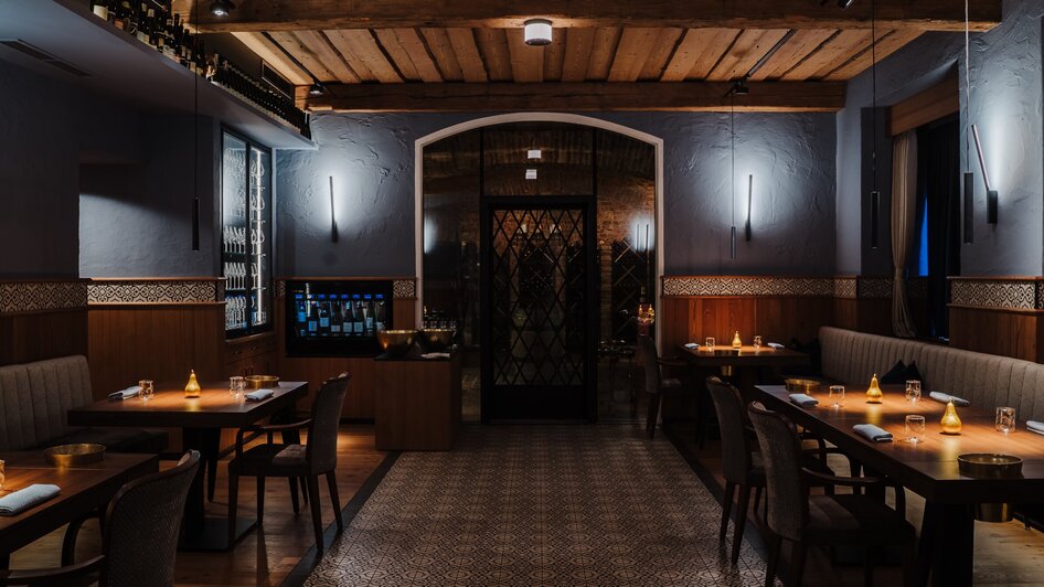 Elegante Restaurantansicht mit gedämpfter Beleuchtung und stilvollen Möbeln. | © Zur Goldenen Birn