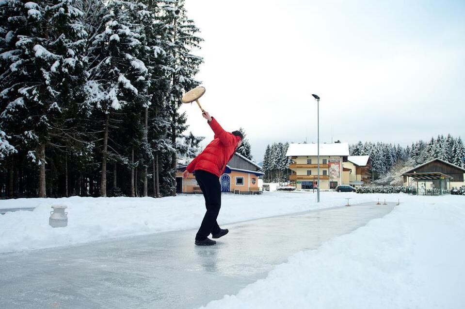 Curling Häuserl im Wald  - Impression #1