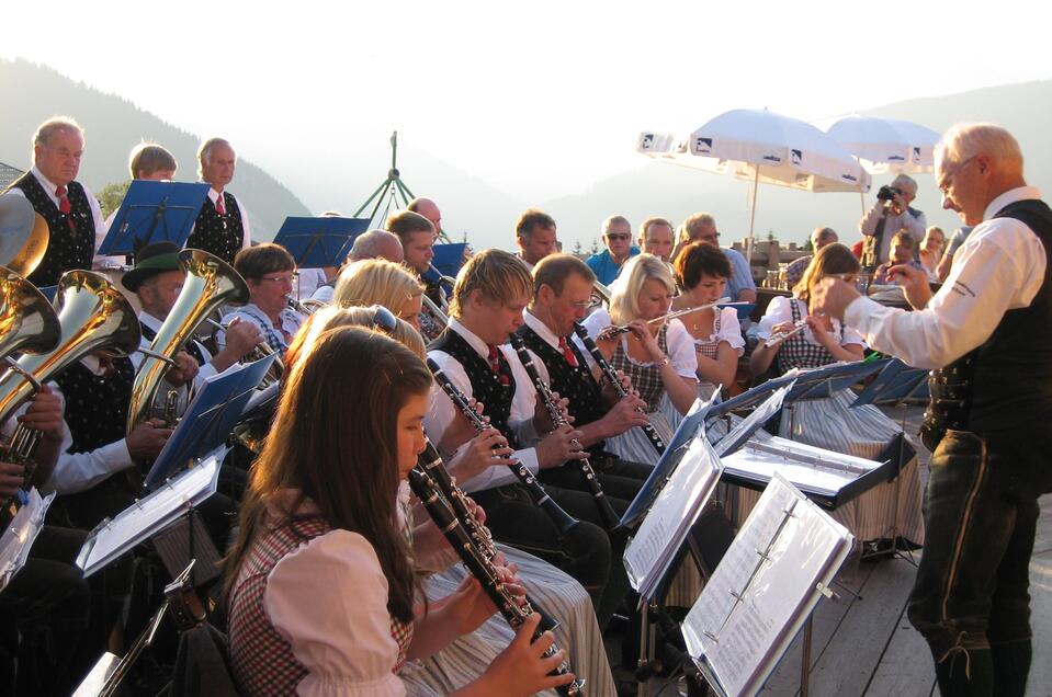 Die Musikkapelle Pichl spielt auf Terrasse auf | © Trachtenmusikkapelle Pichl