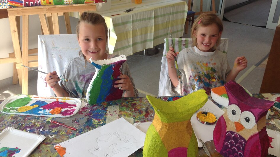 Strahlende Kinderaugen während dem Basteln im Kinderatelier