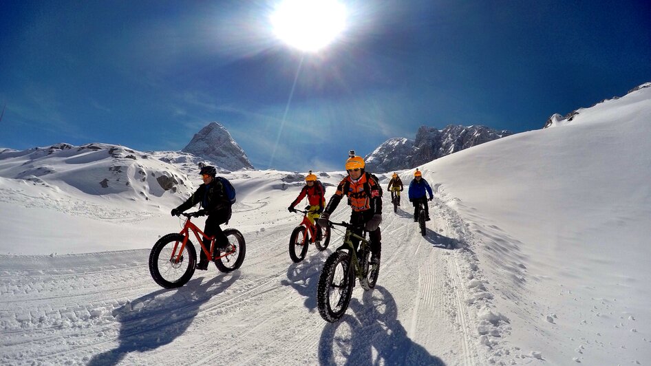 Gruppe Fatbiker am Gletscher.  | © Alpine Fatbike