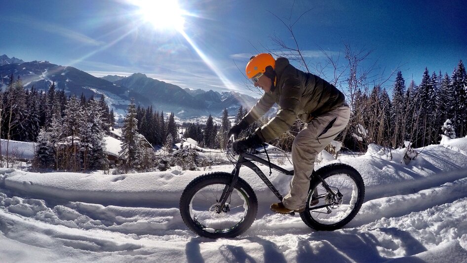 Fatbiker an einem sonnigen Tag. | © Alpine Fatbike