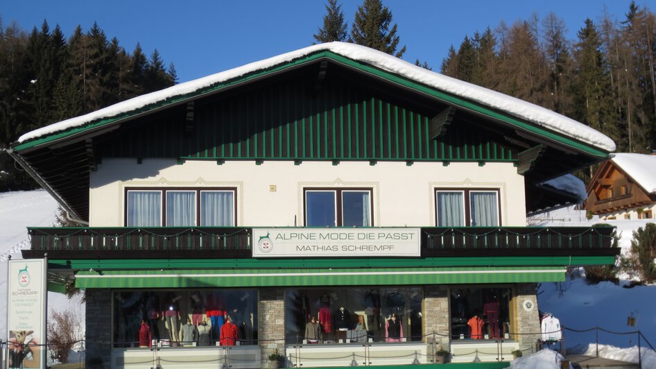 Geschäft neben der Hauptstraße in Ramsau Kulm.