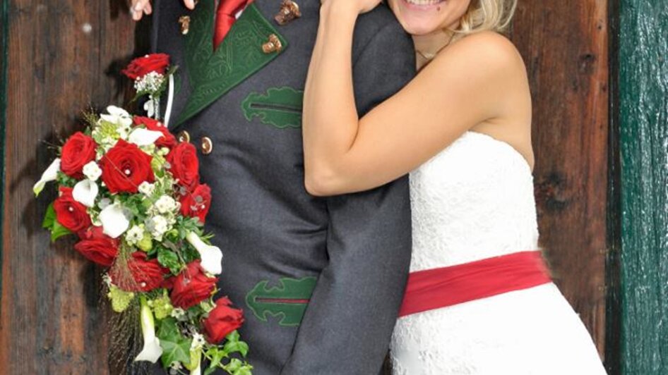 Paar in Hochzeitstracht