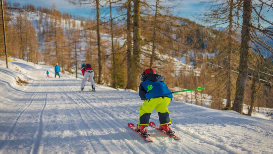 Familie am Skifahren auf dem Skiweg. | © Christine Höflehner