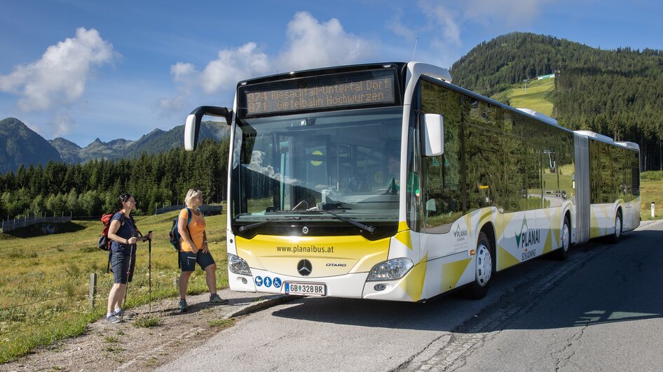 Mit dem Gelenksbus unterwegs zu den schönsten Plätzen der Region Schladming-Dachstein | © Harald Steiner