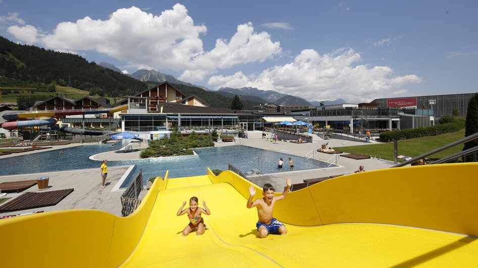 Kinder rutschen im Erlebnisbad | © Herbert Raffalt