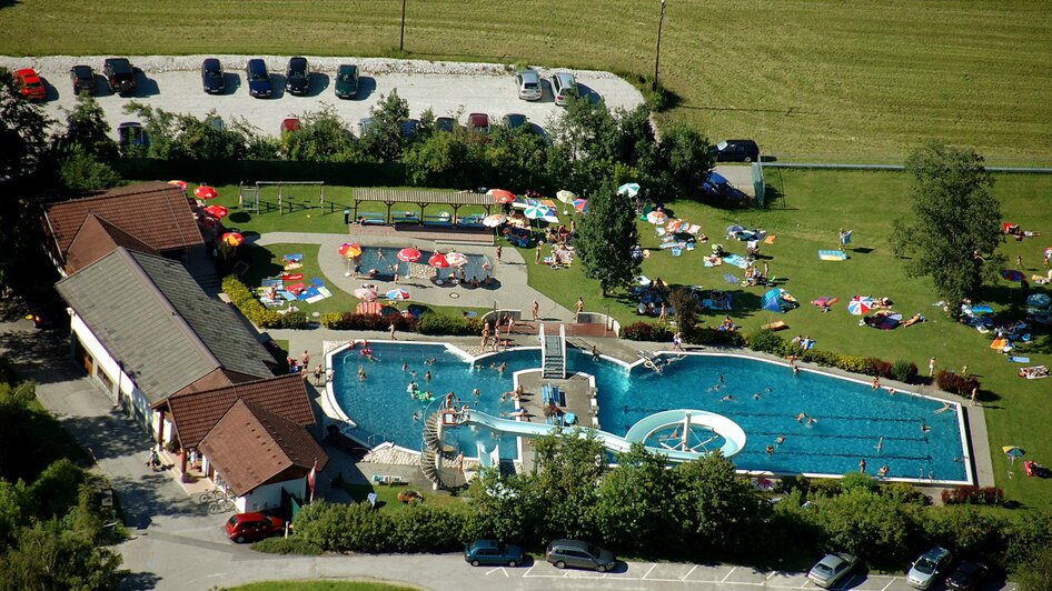 Erlebnisfreibad Haus von oben