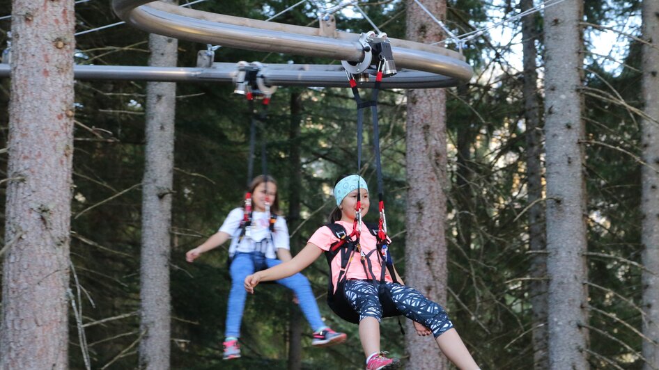 Zwei Personen auf der Flyline. 