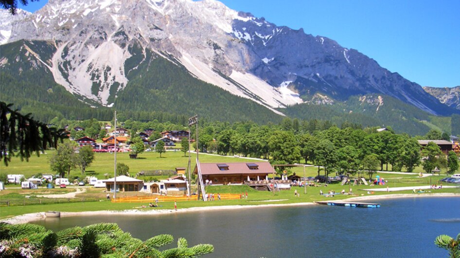 Ramsau Beach mit Bergkulisse.