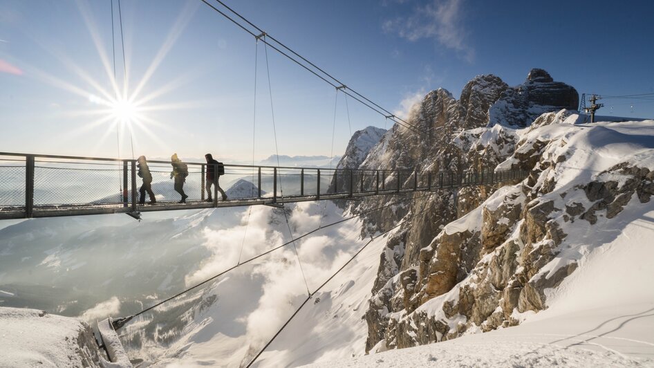 Spektakuläre Aus- und Weitblicke auf der 100 Meter langen Dachstein Hängebrücke | © David McConaghy