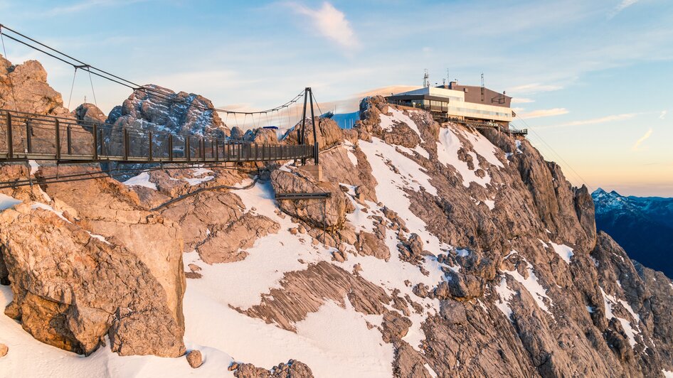 Genieße das beeindruckende Bergpanorama von der Dachstein Hängebrücke | © Alexander Klünsner