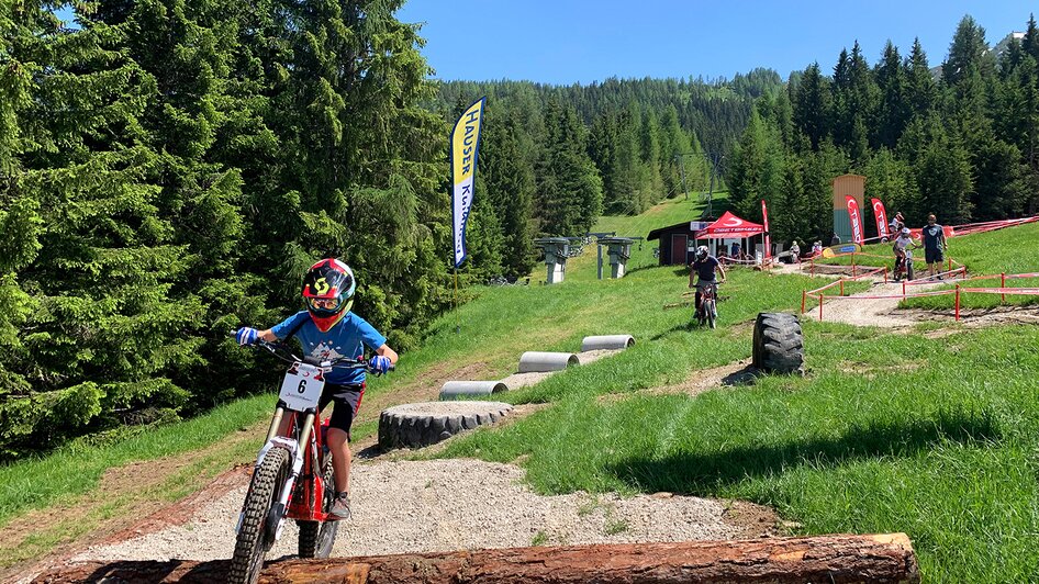 E-Trial Parcours am Hauser Kaibling | © Hauser Kaibling Kinder beim Befahren des E-Trial Parcours am Hauser Kaibling | © Hauser Kaibling