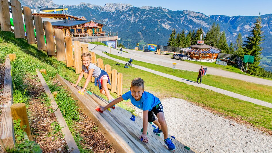 Kletterwand an der Bergstation der Hauser Kaibling 8er Gondelbahn | René Eduard Perhab | © Hauser Kaibling@René Eduard Perhab Kinder an einer Kletterwand | © Hauser Kaibling@René Eduard Perhab