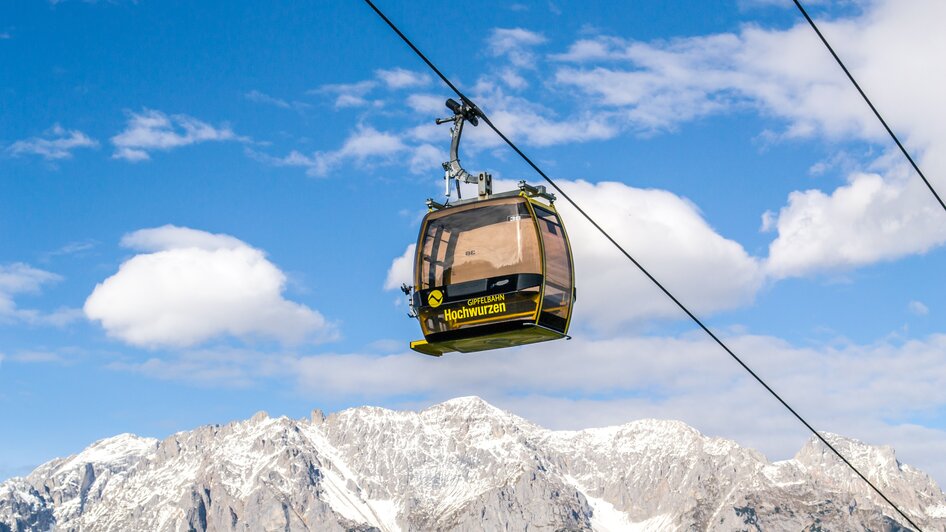 Die Panoramagondel der Hochwurzen Gipfelbahn bietet den perfekten Blick auf das Dachsteinmassiv.  | © Planai/Klünsner