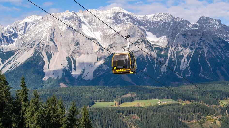 Die Hochwurzen bietet eine atemberaubende Aussicht auf das Dachsteinmassiv. | © Alexander Klünsner