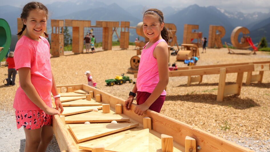 Kinder spielen mit der Kugelbahn. | © Hans-Peter Steiner