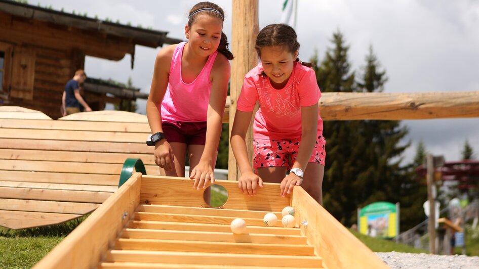 Kinder spielen mit der Kugelbahn. | © Hans-Peter Steiner